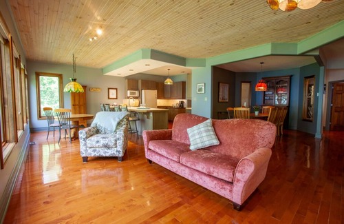 Central Huron Cottage | Woodland Retreat *King Bed* Private Lake Access
