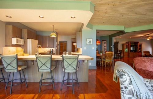 Central Huron Cottage | Woodland Retreat *King Bed* Private Lake Access