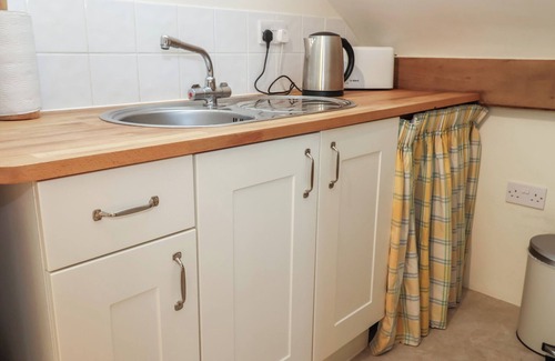 Woodbridge Cottage | WOODLAND RETREAT LODGE, pet friendly, with a garden in Laxfield