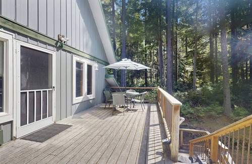 Clinton House | Woodland Retreat Near Deer Lake and Ferry Dock – Clinton, WA