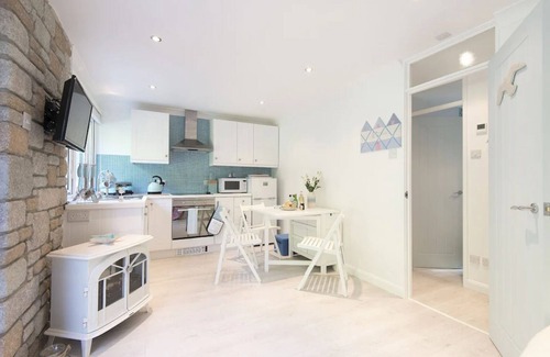 Lelant House | WOODLAND RETREAT - Summer school holiday dates still available.