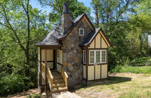 Eureka Springs Historic District Cabin | Woodland Retreat at Tudor Suites