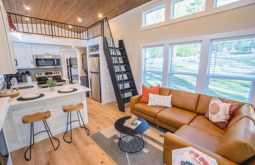 Gatlinburg - Pigeon Forge House | Woodland Tiny Home | Oak Cabin