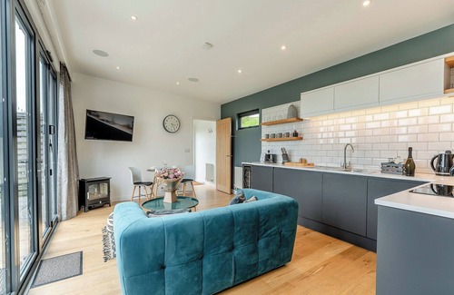 Lewes Ski Chalet | Woodland View Retreat (Pet)