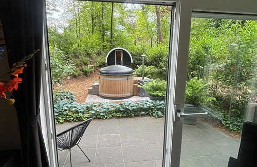 Dwingeloo Ski Chalet | Woodland Wellness Natuur Huisje in het bos met Finse Sauna en Hottub