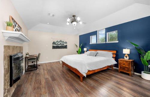 College Park House | Woodlands Area Lake View Retreat