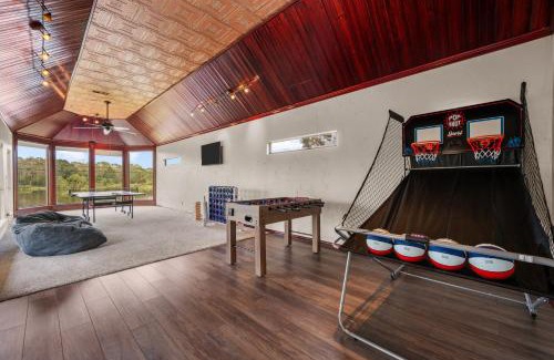College Park House | Woodlands Area Lake View Retreat