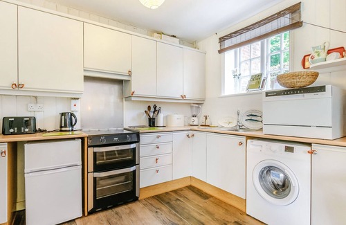 Deal House | WOODLANDS BY THE SEA COTTAGE, pet friendly, with a garden in Sholden