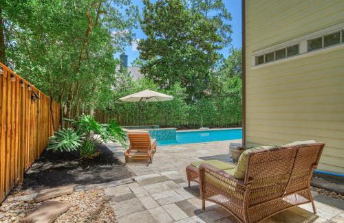 The Woodlands House | Woodlands Contemporary 4BR3Bath with heated Pool and Spa