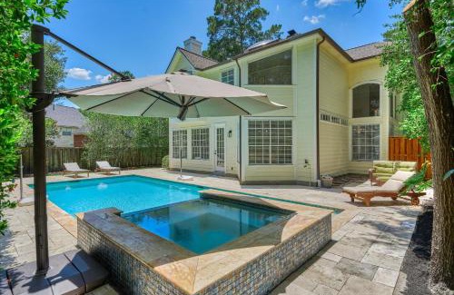 The Woodlands House | Woodlands Contemporary 4BR3Bath with heated Pool and Spa