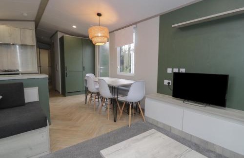 Ruthin House | Woodlands Gold WO06