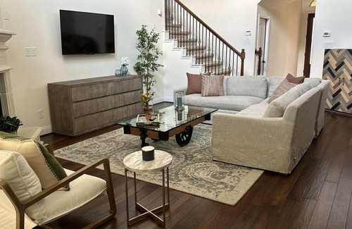 Tomball House | Woodlands House 5 mins walk to Plazas, Parks, Restaurants, H-E-B and Movie Theater