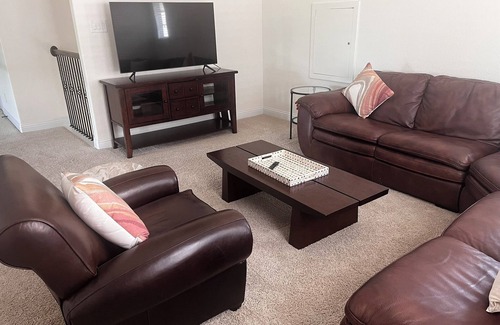 Tomball House | Woodlands House 5 mins walk to Plazas, Parks, Restaurants, H-E-B and Movie Theater