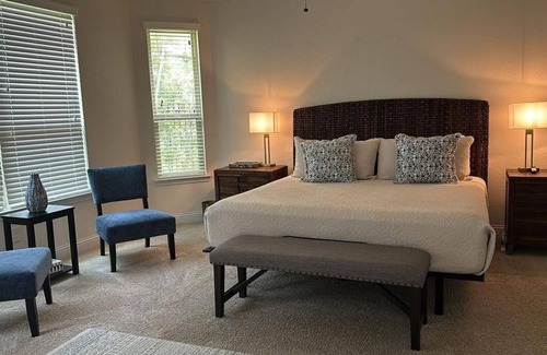 Tomball House | Woodlands House. 8 People, Restaurants, Movie Theater, HEB, Parks and Walkways.