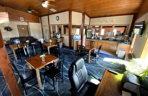 Medford Hotel | Woodlands Inn & Suites
