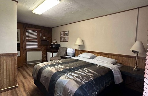 Alma Hotel | Woodlands Motel Retreat next to the Mississippi River