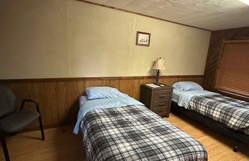 Alma Hotel | Woodlands Motel Retreat next to the Mississippi River