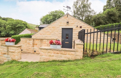 Sutton-in-Craven Cottage | WOODLANDS, pet friendly, with open fire in Cononley