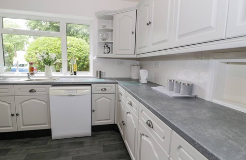 Ruthin Cottage | WOODLANDS RETREAT, pet friendly, with hot tub in Ruthin