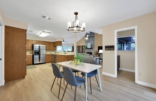 Grogan's Mill House | Woodlands Towncenter Home with Screened In Pool