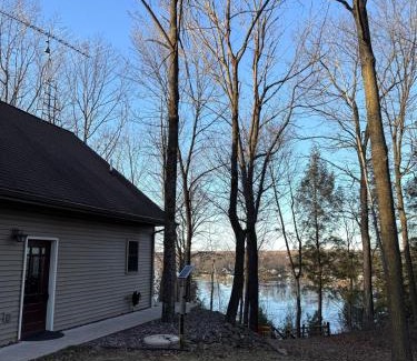 Holcombe Apartment | Woodlawn Lakeside Retreat - 2 BR Waterfront Cabin