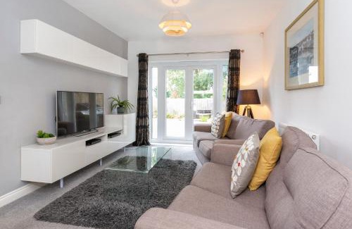 Acomb House | Woodlea House with Hot tub with Free Parking