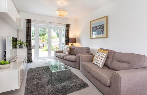 Acomb House | Woodlea House with Hot tub with Free Parking