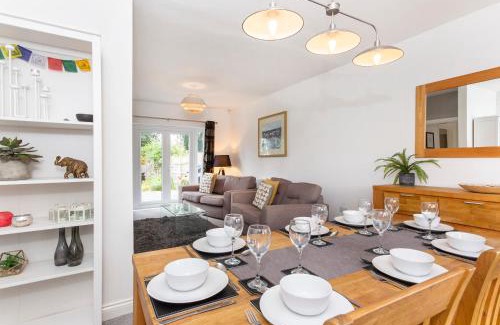 Acomb House | Woodlea House with Hot tub with Free Parking