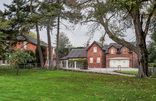 Uttoxeter House | Woodleighton Cottages