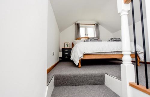 Temple Ewell Villa | Woodman's Cottage