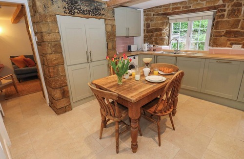 Newmillerdam Cottage | WOODMAN'S COTTAGE, pet friendly, with a garden in Newmillerdam