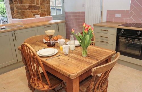 Newmillerdam Cottage | WOODMAN'S COTTAGE, pet friendly, with a garden in Newmillerdam