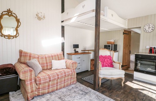 Haslemere Cottage | WOODMANCOTE LODGE, pet friendly, luxury holiday cottage in Linchmere