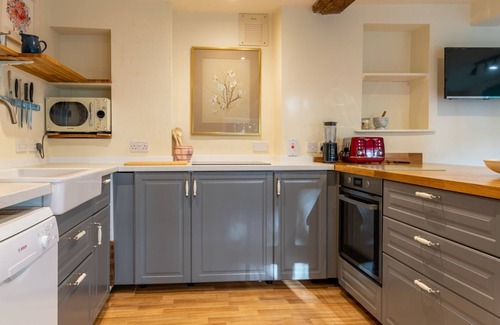 Rendcomb Cottage | Woodmancote Manor Cottage, near Cirencester - sleeps 6 guests in 3 bedrooms