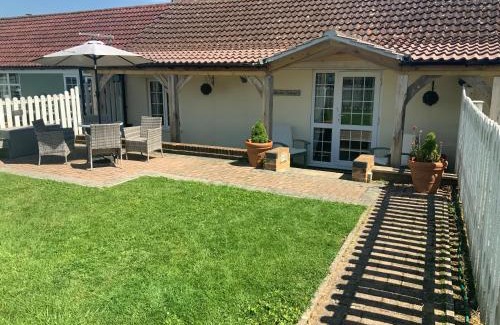 Hartpury House | woodpecker cottage at frog trotters cottages