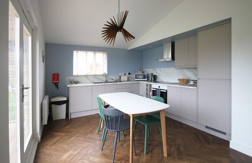 Gumley Cabin | Woodpecker Lodge - Stunning Lakeside lodge over looking fishing lake