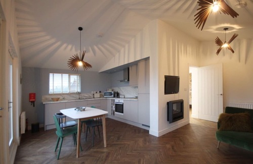 Gumley Cabin | Woodpecker Lodge - Stunning Lakeside lodge over looking fishing lake