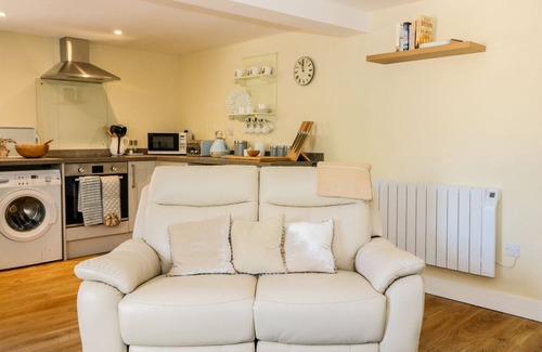 Langport Cottage | WOODPECKER LODGE, pet friendly, character holiday cottage in Langport