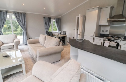 Black Torrington Cottage | WOODPECKER LODGE, pet friendly in Sheepwash