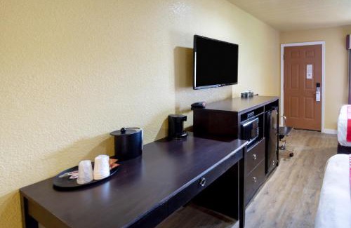 Miami Hotel | Woodridge Inn and Suites