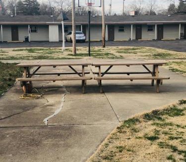 Terre Haute Hotel | Woodridge Motel