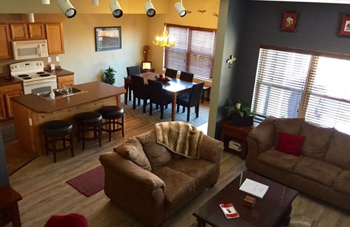 Seven Springs Condo | Woodridge ski-in, 1st flr 4BD, 3.5BA Sleeps 13! BIG WEEK DAY & WEEKLY DISCOUNTS!
