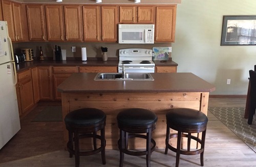 Seven Springs Condo | Woodridge ski-in, 1st flr 4BD, 3.5BA Sleeps 13! BIG WEEK DAY & WEEKLY DISCOUNTS!
