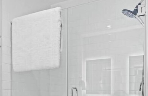 The Woodlands Apartment | Woods Edge · 5* Lux King, Pool, ❤ of THE WOODLANDS, Gym