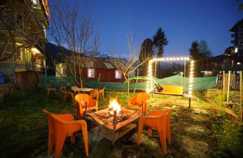 Dahej Hotel | Woods Villa Cottages Manali - 1,2,3,4 Cottages & Villas Available in manali with scenic mountain view