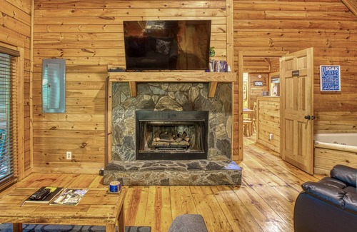 Pine Mountain Valley Cabin | Woodscape Cabins "Deer" - End Cabin of Triplex