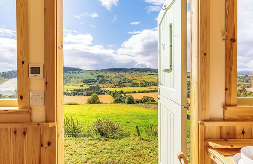 Heights of Achterneed Cottage | Woodside Hut 3 - UK36107