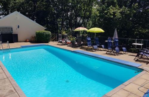 Westleigh Apartment | Woodside Oak hot tub & pool sleeps 4-6