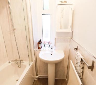 Westleigh Apartment | Woodside Oak hot tub & pool sleeps 4-6
