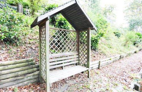 Westleigh Apartment | Woodside Oak hot tub & pool sleeps 4-6